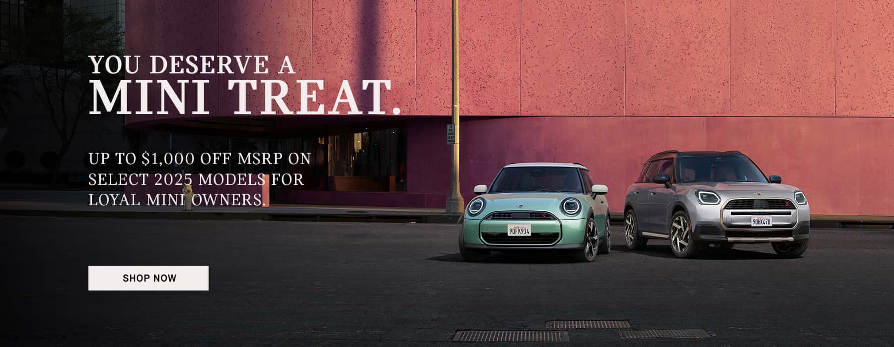 Two MINI’s parked in front of a building.