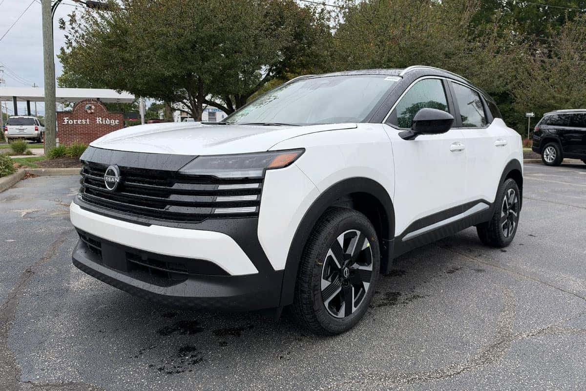 2027 Nissan Kicks two-tone aspen white exterior near Cleveland, Ohio