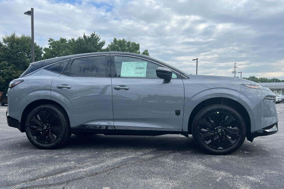 2027 Nissan Murano Boulder Gray Pearl Two-tone passenger side profile near Cleveland, Ohio
