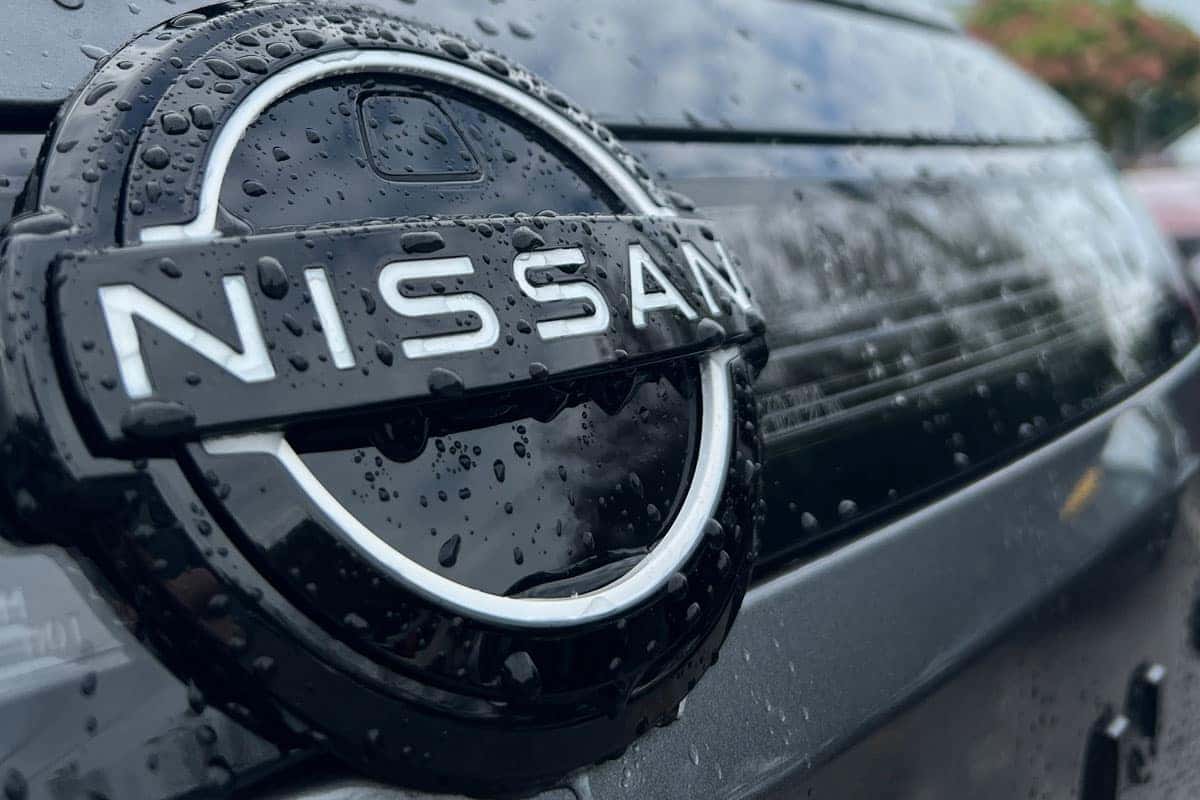 Close-up of the 2027 Nissan Murano Gun Metallic exterior color and Nissan badge near Cleveland, Ohio