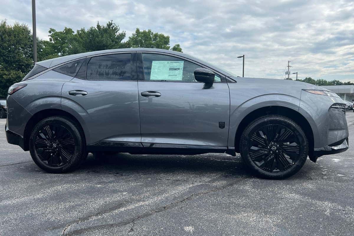 Passenger side view of the 2027 Nissan Murano in Gun Metallic near Cleveland, Ohio