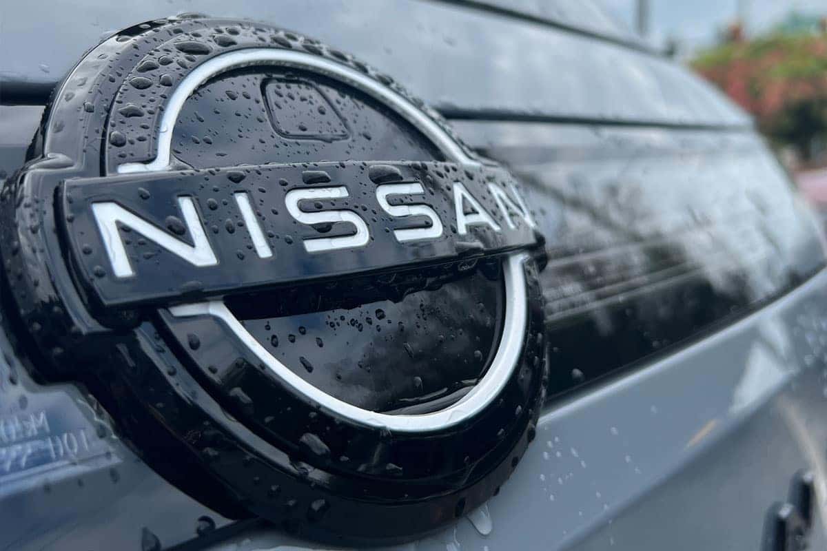 Close-up of the 2027 Nissan Murano Boulder Gray Pearl Two-tone exterior color Nissan logo near Cleveland, Ohio