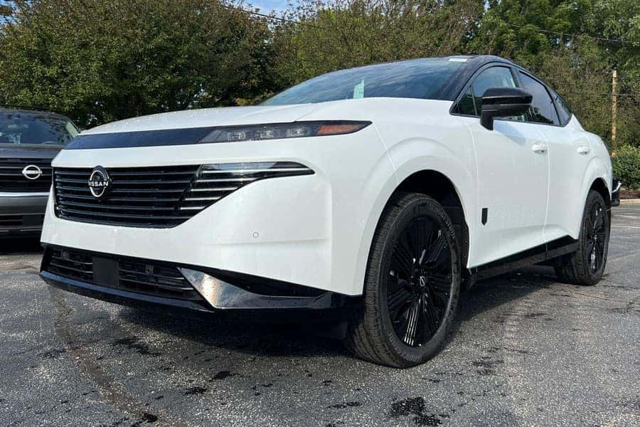 Two-Tone Everest White 2027 Nissan Murano exterior color near Cleveland Ohio