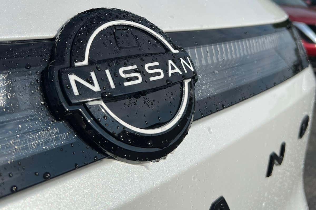 Close-up of the Nissan logo on the 2027 Nissan Murano Two-Tone Everest White exterior color near Cleveland, Ohio