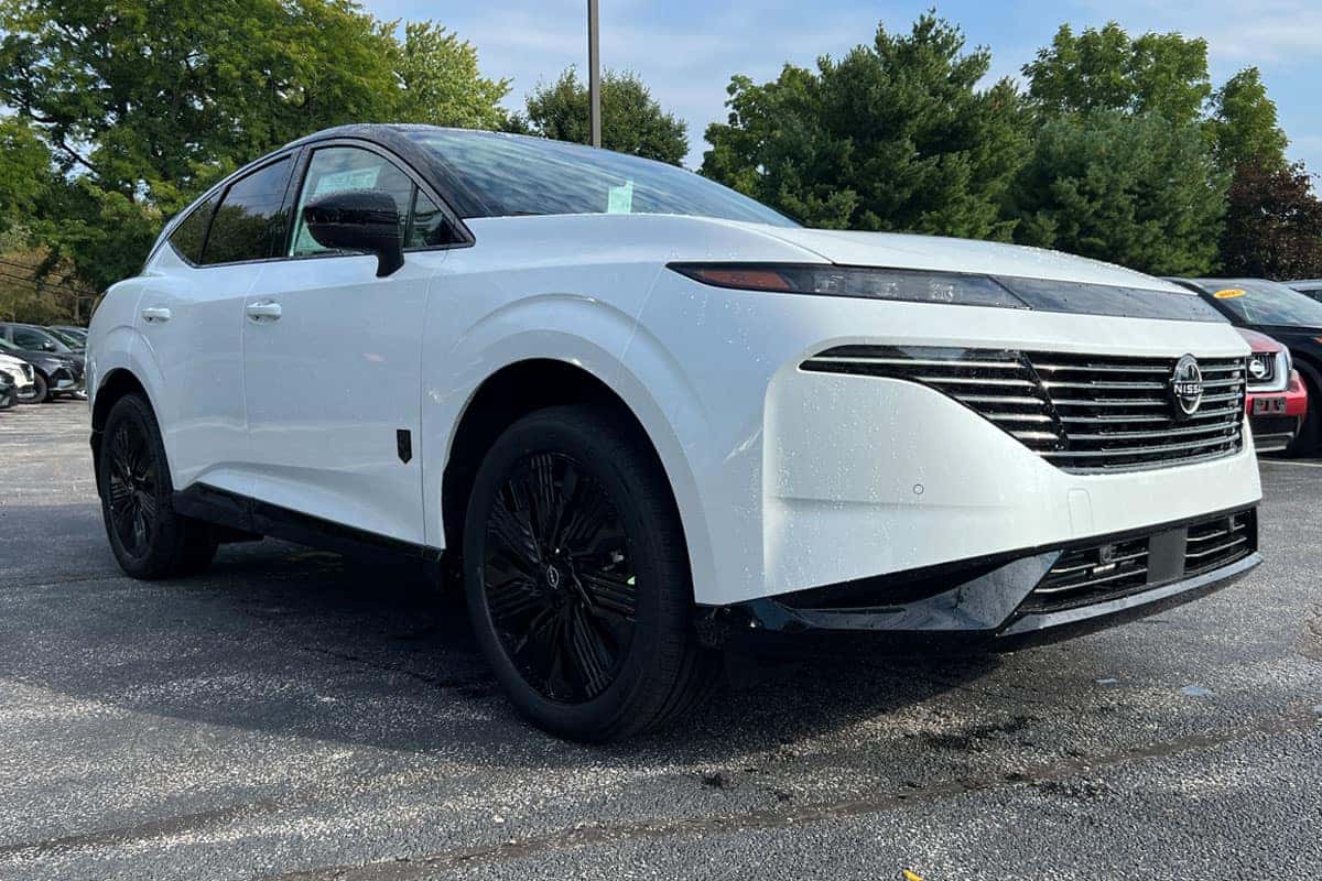 Front passenger side three-quarter view of the 2027 Nissan Murano Two-Tone Everest White exterior color near Cleveland, Ohio