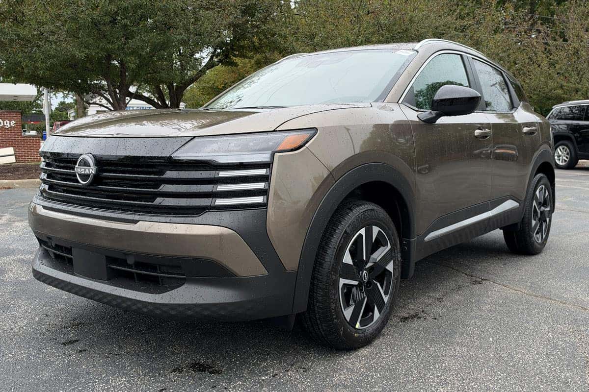 Front three-quarter view of a 2027 Nissan Kicks in Canyon Bronze Metallic near Cleveland, Ohio