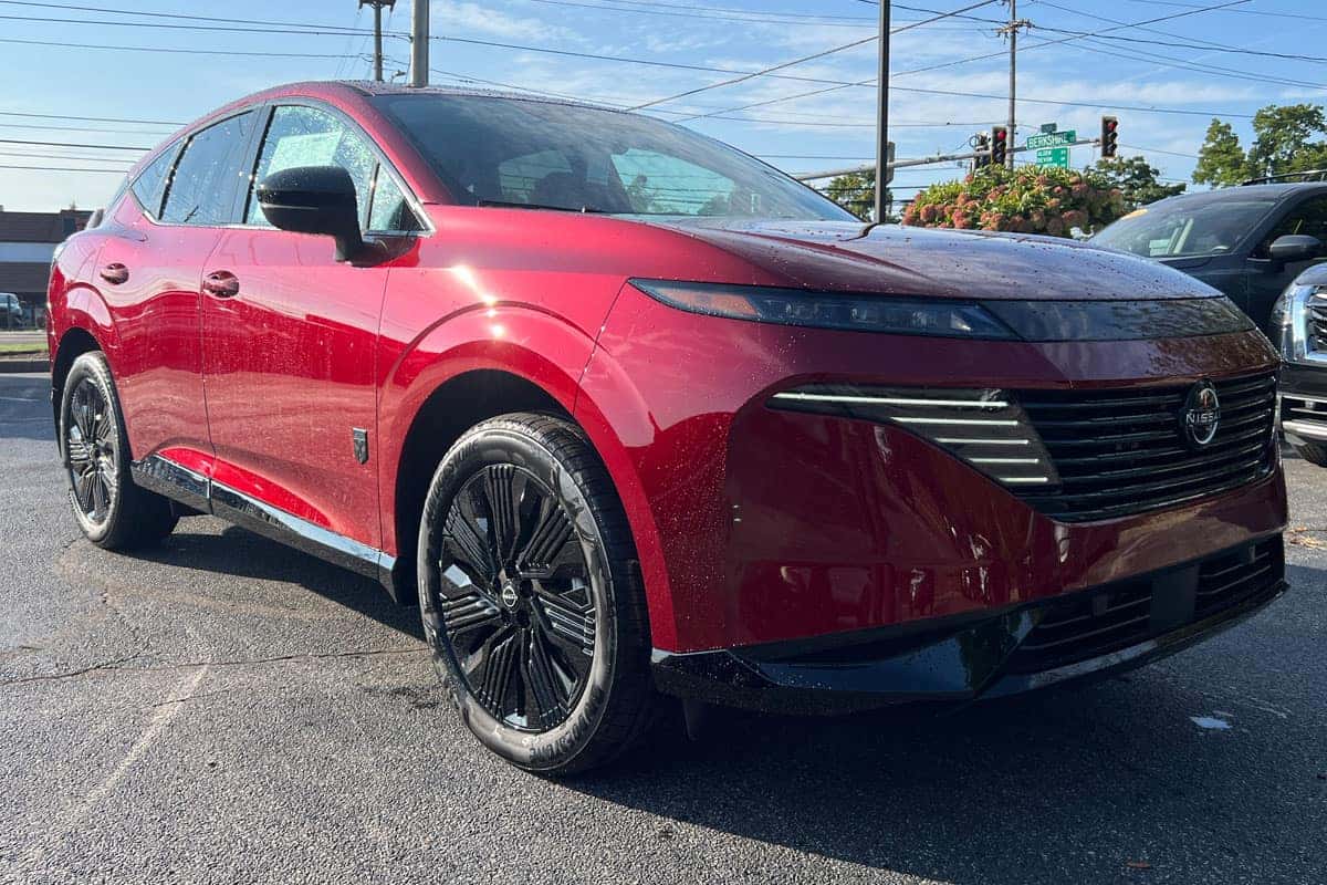 Front three-quarter view of the red 2027 Nissan Murano in Scarlet Ember Tintcoat near Cleveland, Ohio