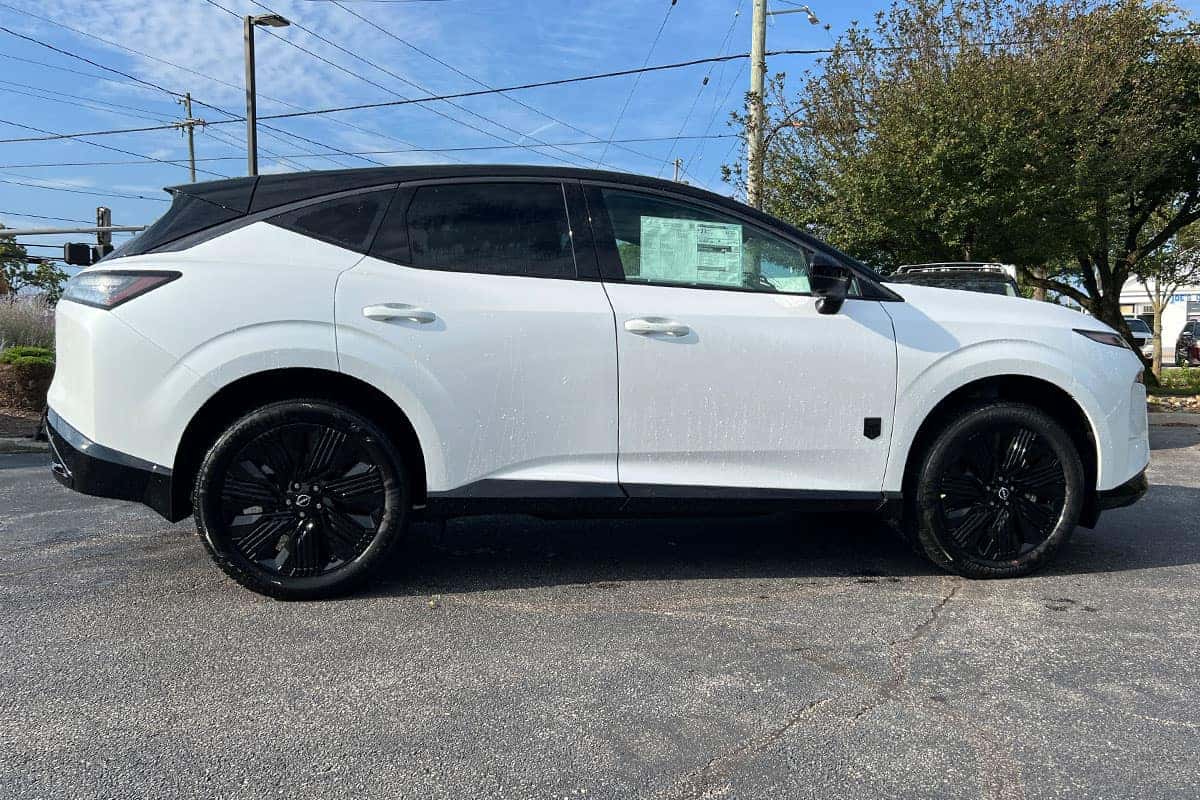 Passenger side view of the 2027 Nissan Murano Two-Tone Everest White exterior color